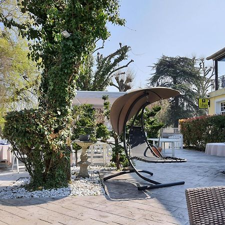 Logis - Hotel & Restaurant Le Gonfalon Germigny-l'Eveque Εξωτερικό φωτογραφία