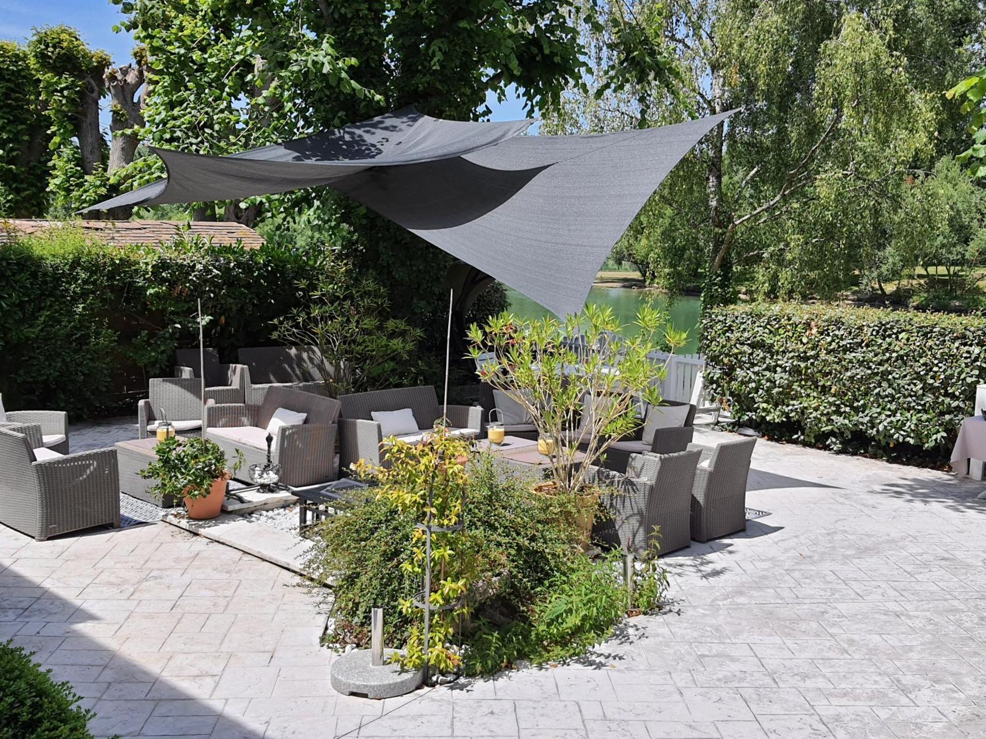 Logis - Hotel & Restaurant Le Gonfalon Germigny-l'Eveque Εξωτερικό φωτογραφία