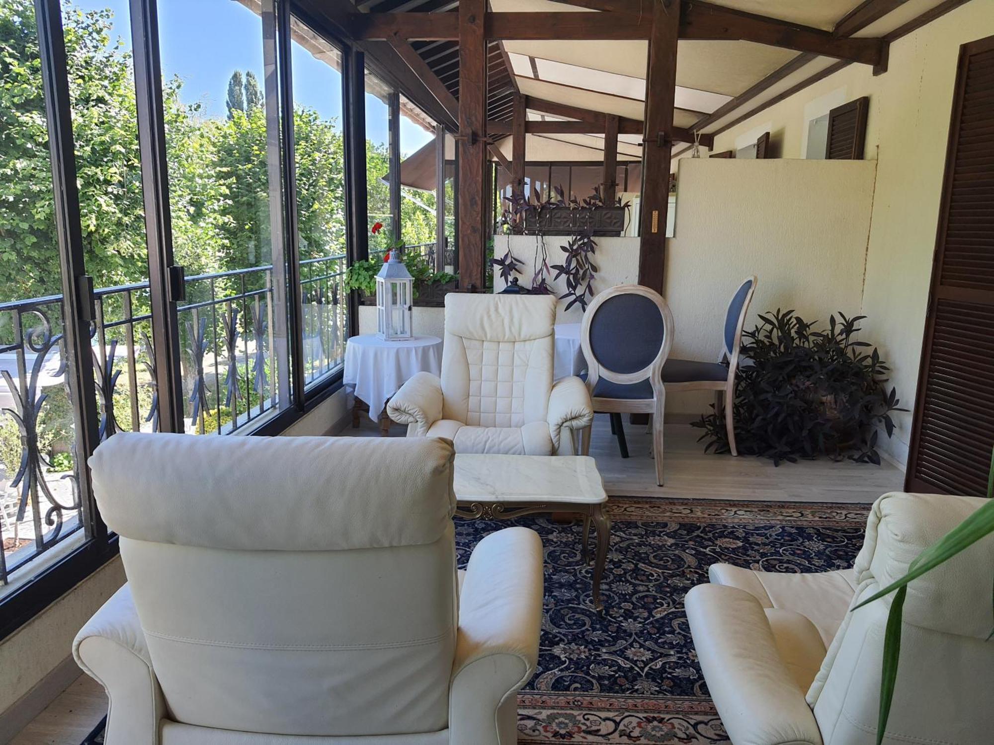 Logis - Hotel & Restaurant Le Gonfalon Germigny-l'Eveque Εξωτερικό φωτογραφία
