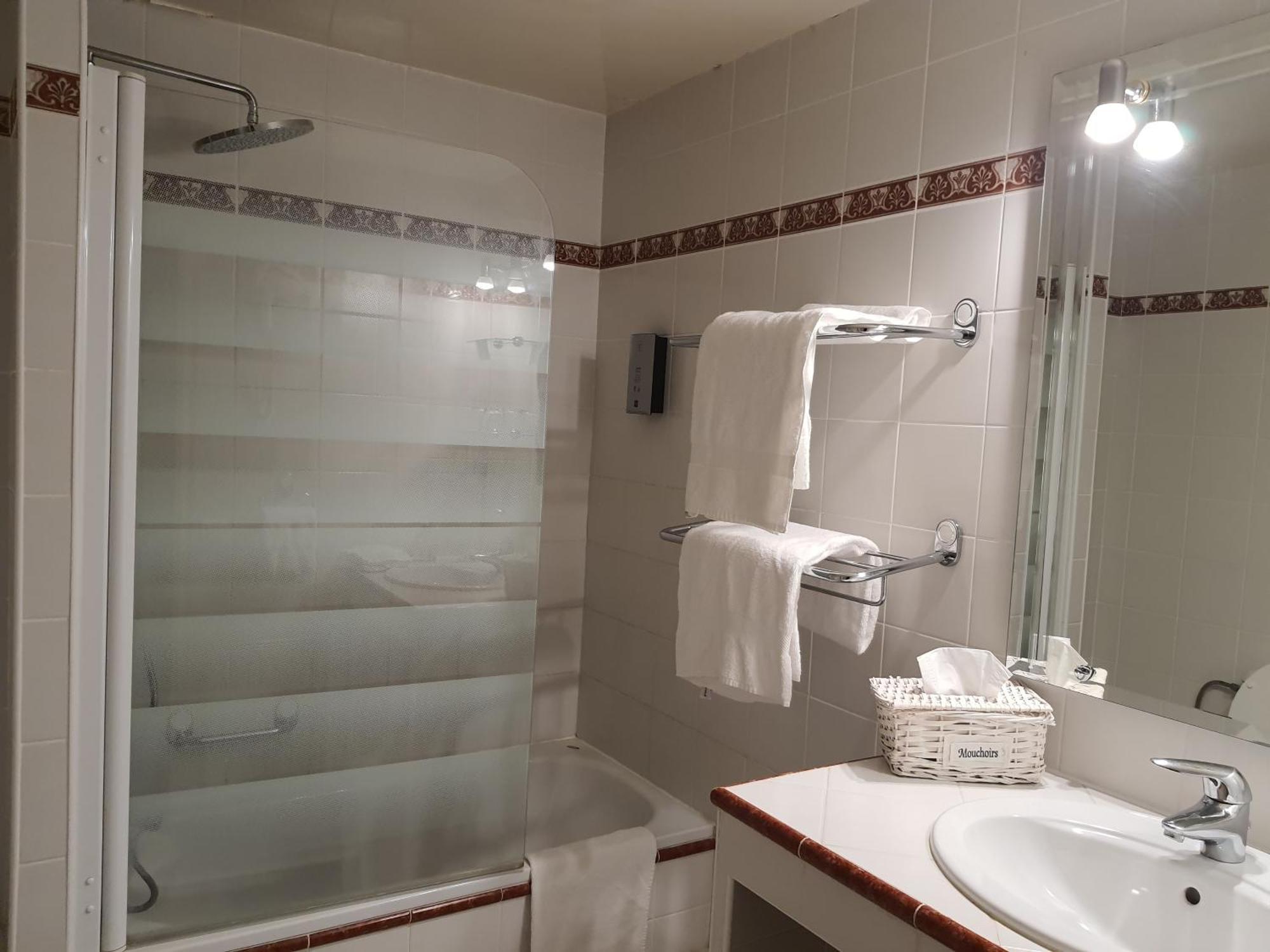 Logis - Hotel & Restaurant Le Gonfalon Germigny-l'Eveque Εξωτερικό φωτογραφία