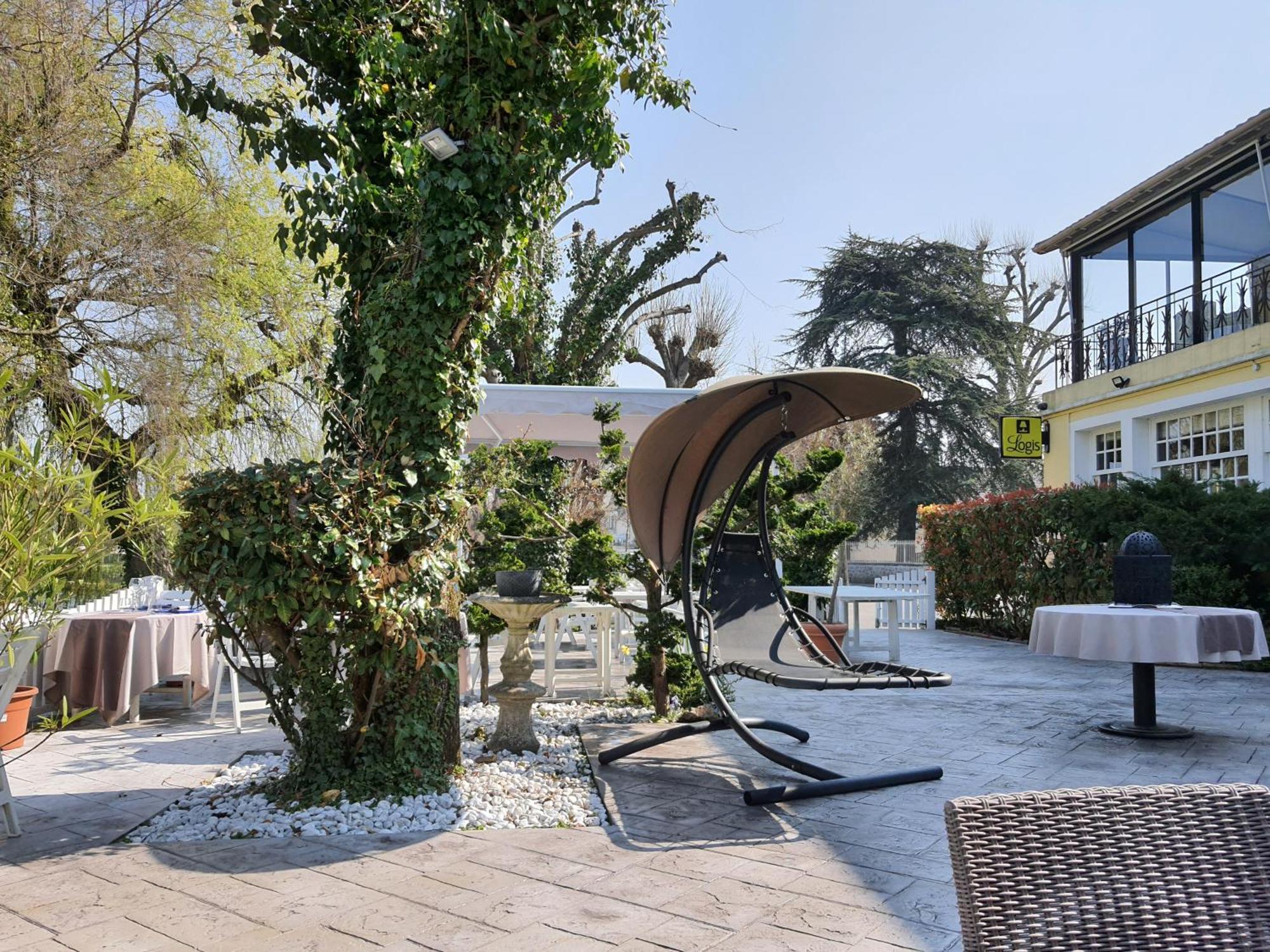 Logis - Hotel & Restaurant Le Gonfalon Germigny-l'Eveque Εξωτερικό φωτογραφία