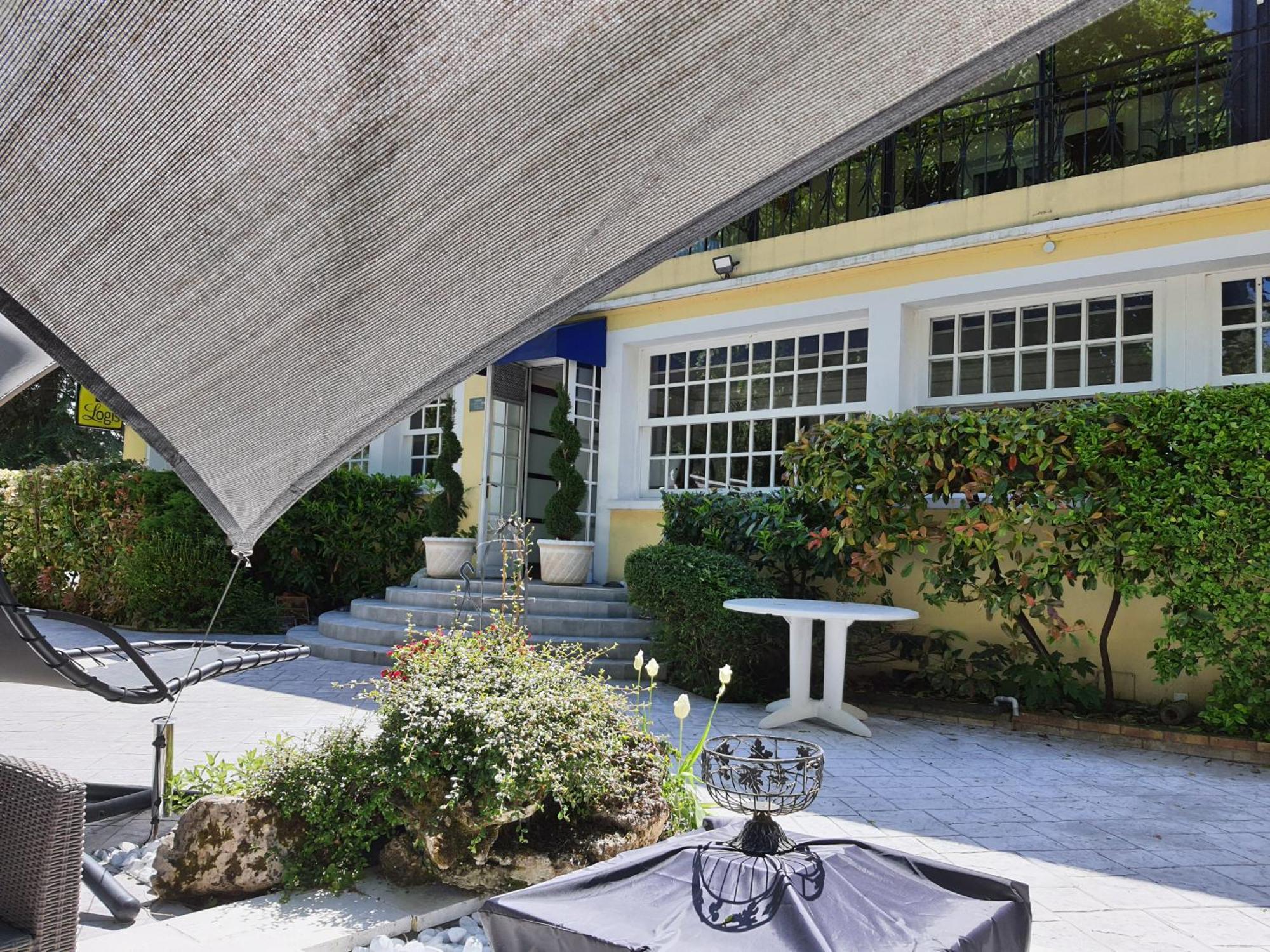 Logis - Hotel & Restaurant Le Gonfalon Germigny-l'Eveque Εξωτερικό φωτογραφία