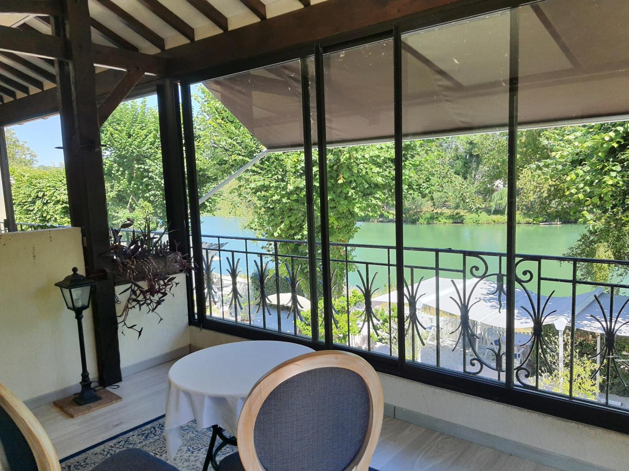 Logis - Hotel & Restaurant Le Gonfalon Germigny-l'Eveque Εξωτερικό φωτογραφία