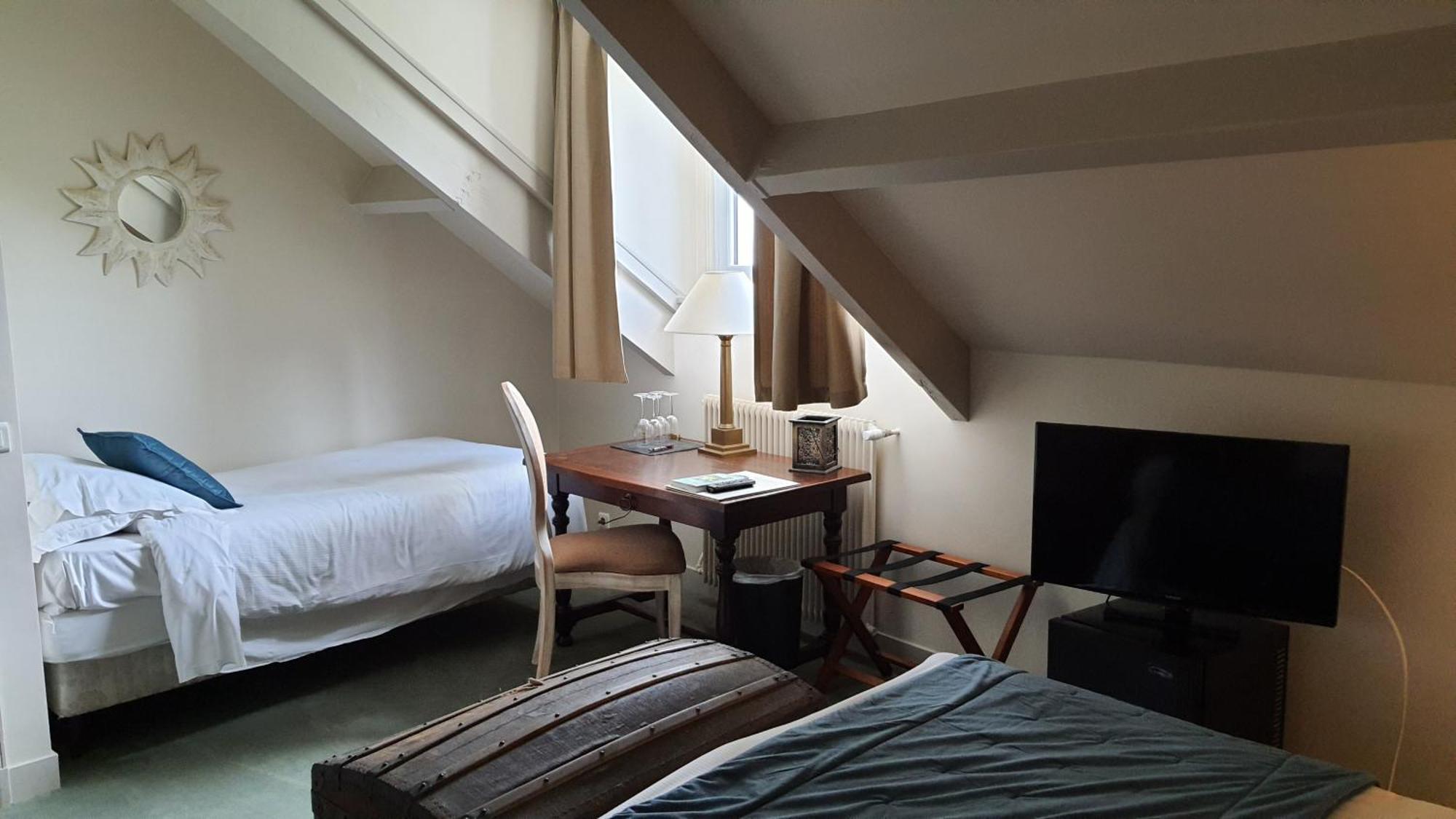 Logis - Hotel & Restaurant Le Gonfalon Germigny-l'Eveque Εξωτερικό φωτογραφία