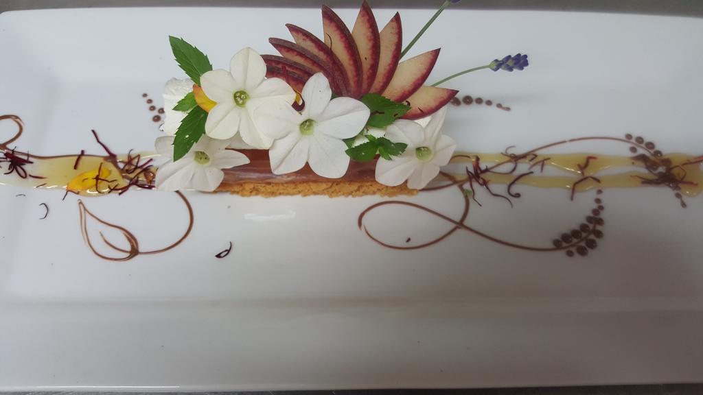 Logis - Hotel & Restaurant Le Gonfalon Germigny-l'Eveque Εξωτερικό φωτογραφία
