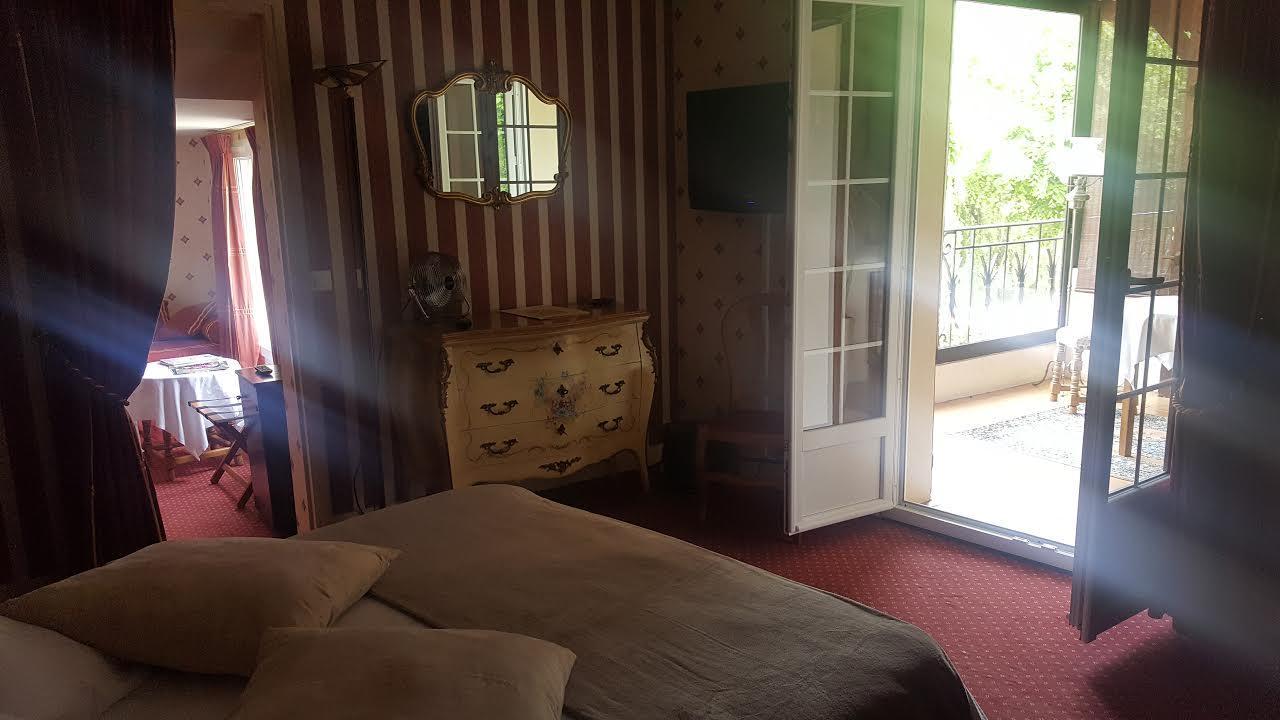 Logis - Hotel & Restaurant Le Gonfalon Germigny-l'Eveque Δωμάτιο φωτογραφία